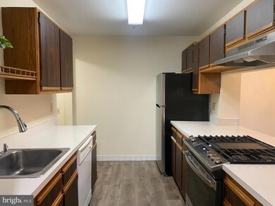 2004 Waters Edge Dr unit 2004, Newark, DE 19702 - photo 4