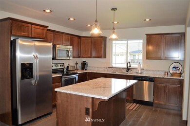 1749 5th St SE, East Wenatchee, WA 98802 - photo 2