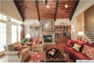Your guests will feel at home in this very open sp
