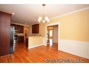 EAT IN KITCHEN WITH MOLDINGS