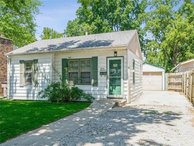 700 E Dunham Ave, Des Moines, IA 50315 - photo 2