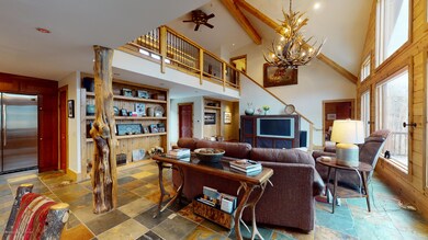 552-McLaughlin-Lane-living-room(4)