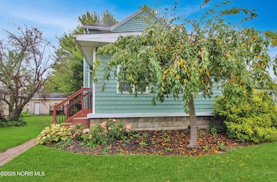 423 Fulton St, Port Clinton, OH 43452 - photo 2