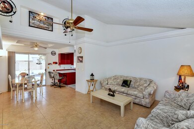 931 E Tonto Ln-large-004-011-Main Living