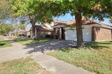 5711 Congressional Dr, Arlington, TX 76018 - photo 2