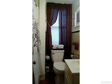 Bathroom. Lower Unit