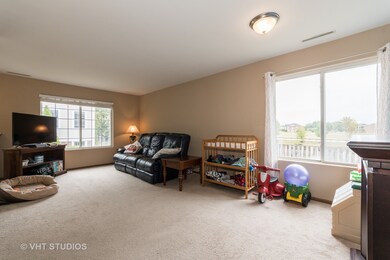 611 E Victoria Cir unit 22/6, North Aurora, IL 60542 - photo 2