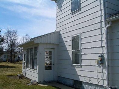 Other SIDE OF HOUSE SHOWING WHERE SUNROOM IS