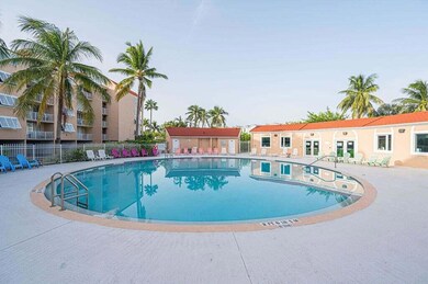 Pool 3930 S Roosevelt Blvd W212