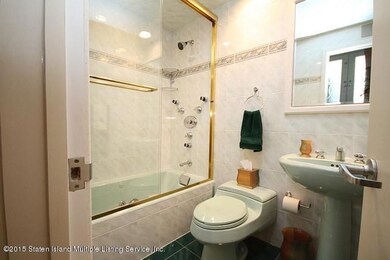 42 Country Dr S, Staten Island, NY 10314 - photo 5