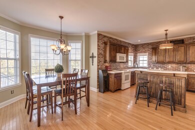Large Eat-in Kitchen