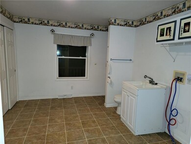 Laundry w/ half bath