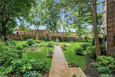 Wychwood unit 2B, Great Neck, NY 11021 - photo 5