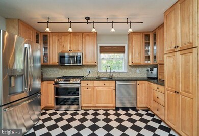 4640 Tara Dr, Fairfax, VA 22032 - photo 2