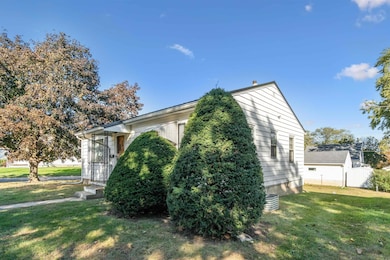 1025 W 8th St, Cedar Falls, IA 50613 - photo 3