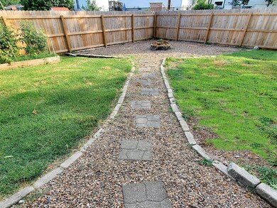 1009 Dorcas St._pathtofirepitarea
