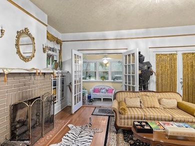 18.7' x 13.4' Living room
with gas fireplace