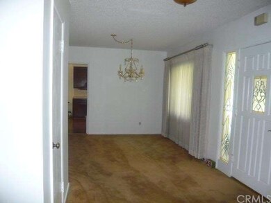 ENTRY / DINING AREA