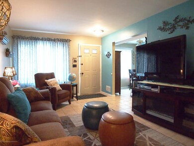 (4) Living Room