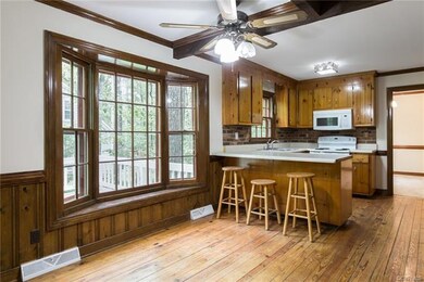 Eat in kitchen with random width PINE flooring, ru