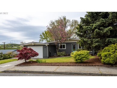 914 E 18th St, the Dalles, OR 97058 - photo 4