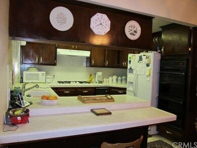 KITCHEN-BREAKFAST BAR/SERVING AREA