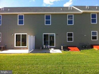 636 Sunflower St, New Holland, PA 17557 - photo 2