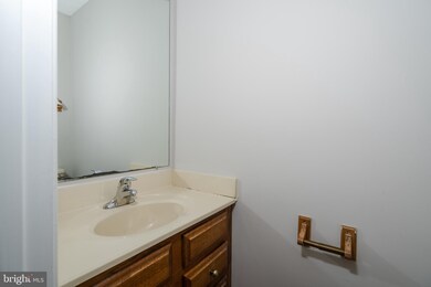 20534 Lowfield Dr, Germantown, MD 20874 - photo 5