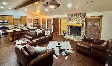 Incredibly spacious feeling open floor plan. Livin