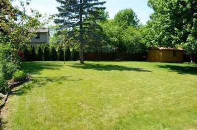 Huge, fully fenced rear yard