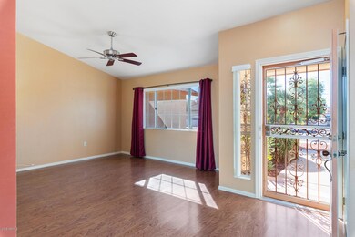 Large Living Room w Vaulted Ceiling