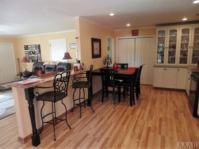 KITCHEN/DINING ROOM
