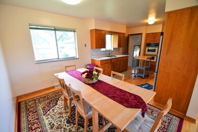 7 Kitchen Eating Area