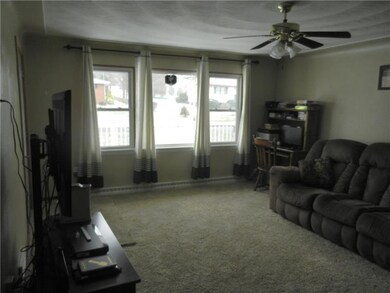 Sunny LR -  ceiling fans & plaster wall throughout