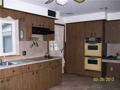 Kitchen Large Kit with built-in cooktop, eating ar