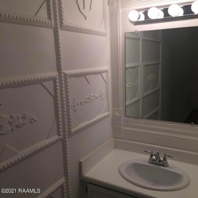 2826 Louisana ave bathroom