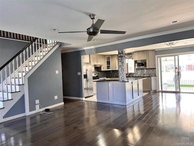 316 S Oyster Bay Rd, Syosset, NY 11791 - photo 2