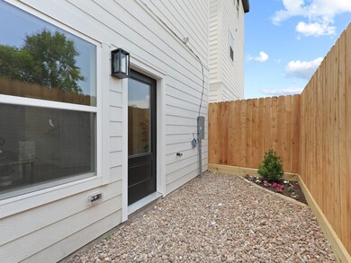 1207 Cavalcade St unit F, Houston, TX 77009 - photo 5