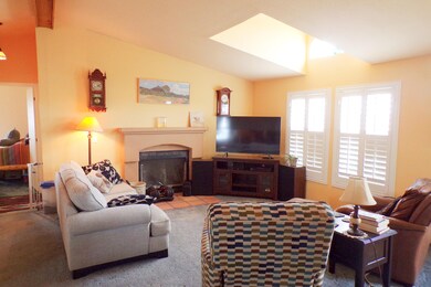 06 Living Rm (2)