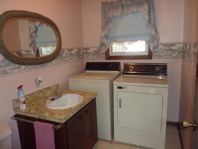 Main Floor/Laundry/1/2 Bath<|><|>