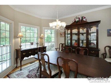 Bay Window w Lots of Light