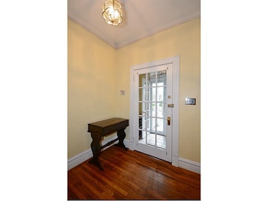 Entry/Foyer.