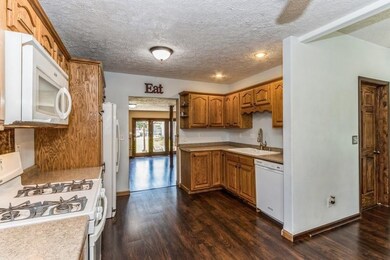 1233 9th St NW, Cedar Rapids, IA 52405 - photo 6