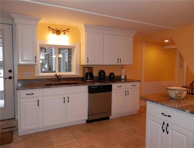 Beautiful, bright sunny kitchen!