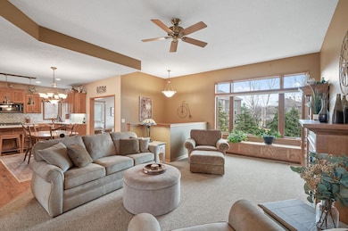 Living room w/tray ceiling