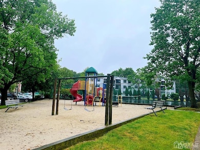 387 Lancaster Ct, Piscataway, NJ 08854 - photo 4