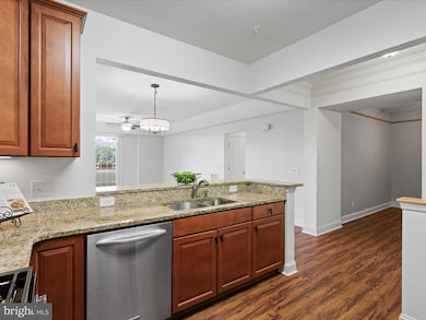 9204 Charleston Dr unit 404, Manassas, VA 20110 - photo 3