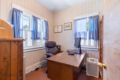 Office room (with private entrance).