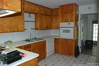 706 Newhall St, Beeville, TX 78102 - photo 4