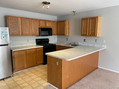 269 Stonegate W unit 57, Pontiac, MI 48341 - photo 2